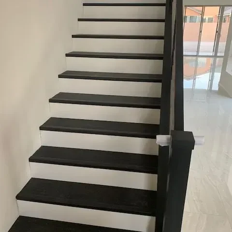 Staircase finished in black and white